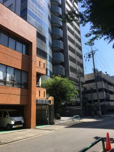 左側2件目の9階建てのビル(1階が着物屋さん)の4階に名古屋国際法律事務所があります