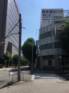 東京福祉大学の手前を右に