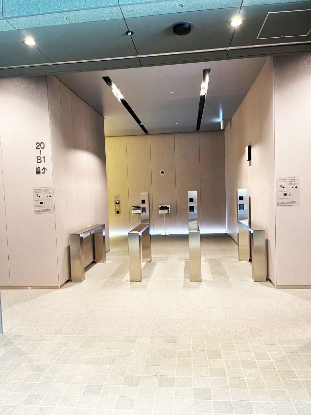 ゲートを超えて進み、左手にエレベーターがあります。