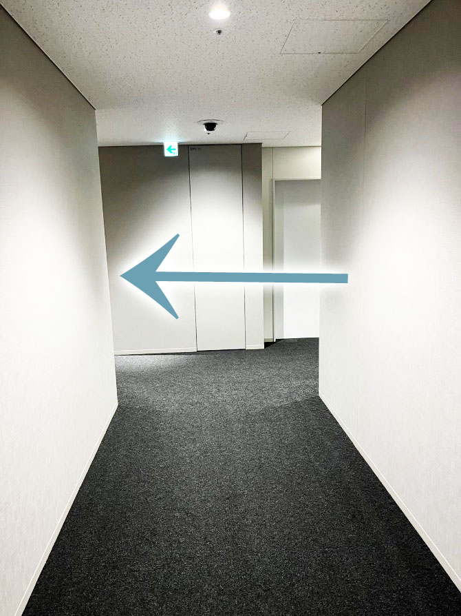 直進して左に曲がってください